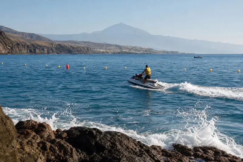 Pilote seul en jet ski dans un circuit balisé au large de Puerto Colón, sur la côte sud de Tenerife.