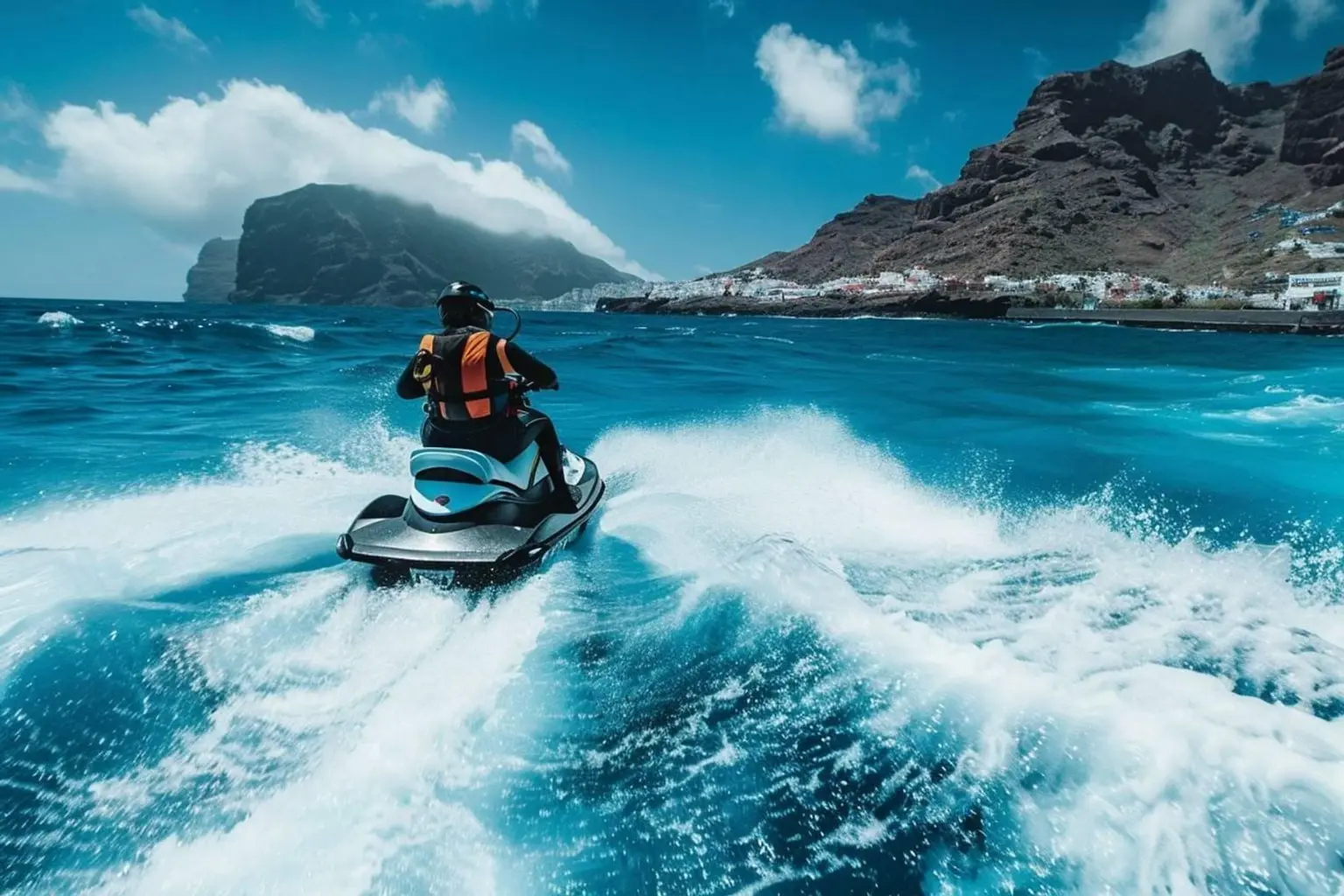 Moto nautique stationnée près d’un ponton à Costa Adeje, avec des plongeurs préparant leur équipement à terre à Tenerife.