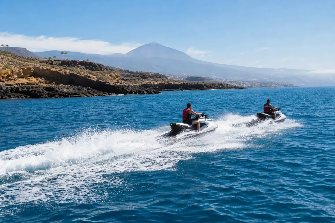 Moto nautique encadrée au large de Puerto Colón, sur la côte sud de Tenerife