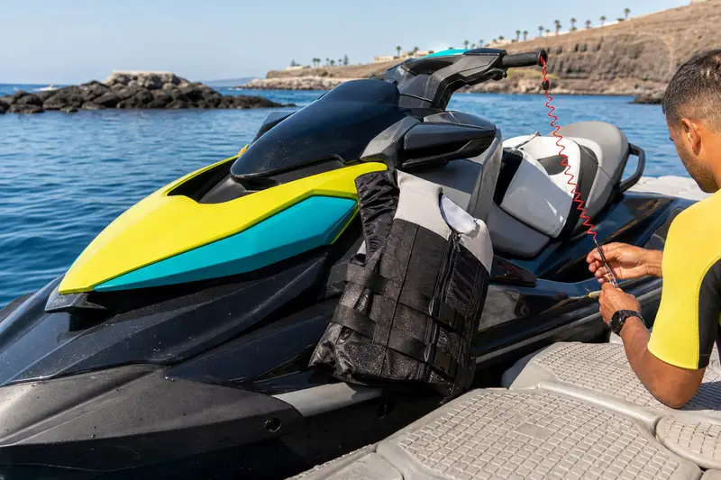 Contrôle visuel d’un jet ski trois places au ponton de Puerto Colón à Tenerife avant une sortie en mer.