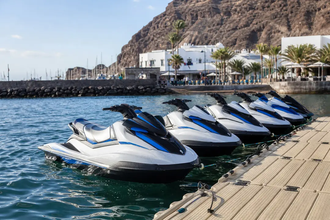 Deux jet skis encadrés naviguent au large de Costa Adeje à Tenerife par une matinée calme.