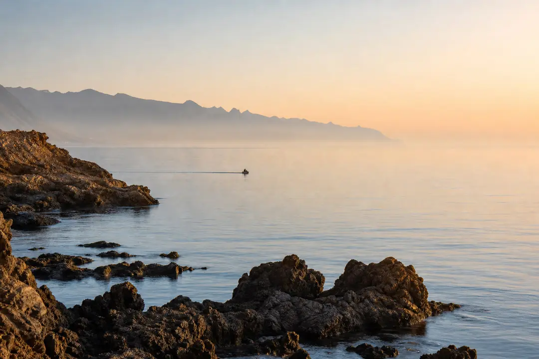 Jet ski sur une mer calme le matin au large de la côte sud-ouest de Tenerife