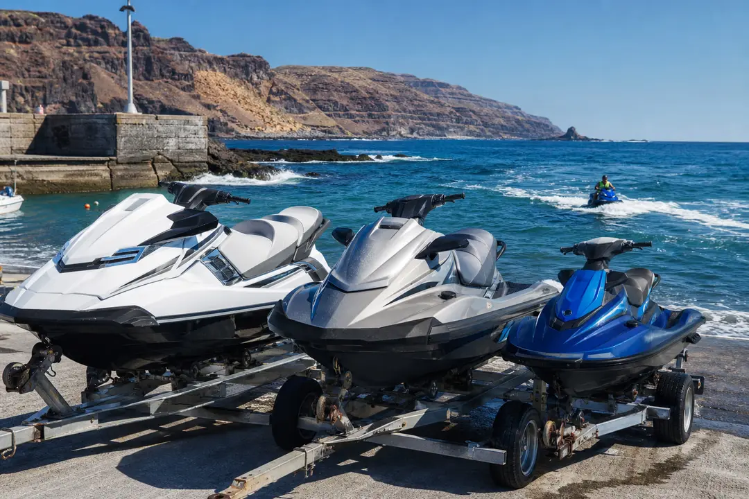 Trois motos nautiques de location alignées dans une marina du sud de Tenerife le matin