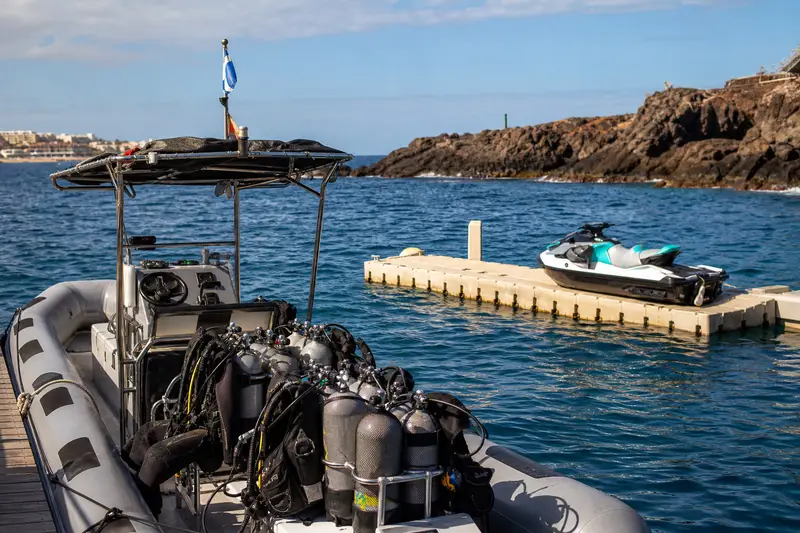 Préparation distincte d’une sortie plongée et d’une sortie jet ski au port de Puerto Colón à Costa Adeje, Tenerife.