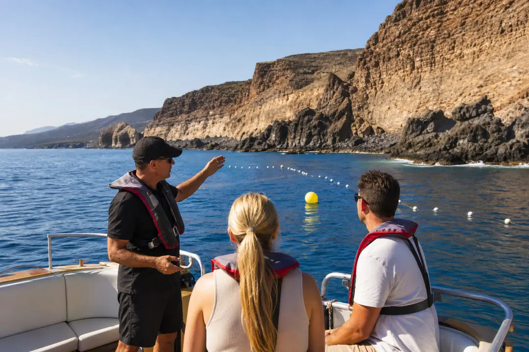 Pilote en gilet de sauvetage sur une moto nautique dans un chenal balisé à Tenerife