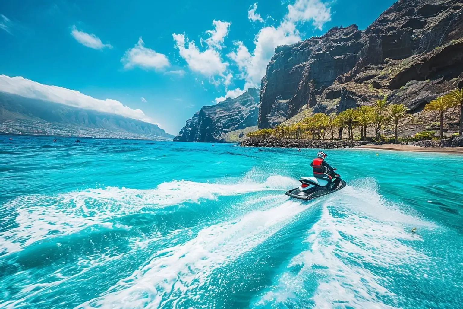 Jet ski avec deux pilotes au départ de Puerto Colón, sur une mer calme le matin à Costa Adeje, Tenerife.