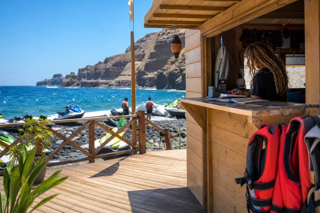 Jet ski avec deux passagers naviguant le matin au large de la côte sud de Tenerife