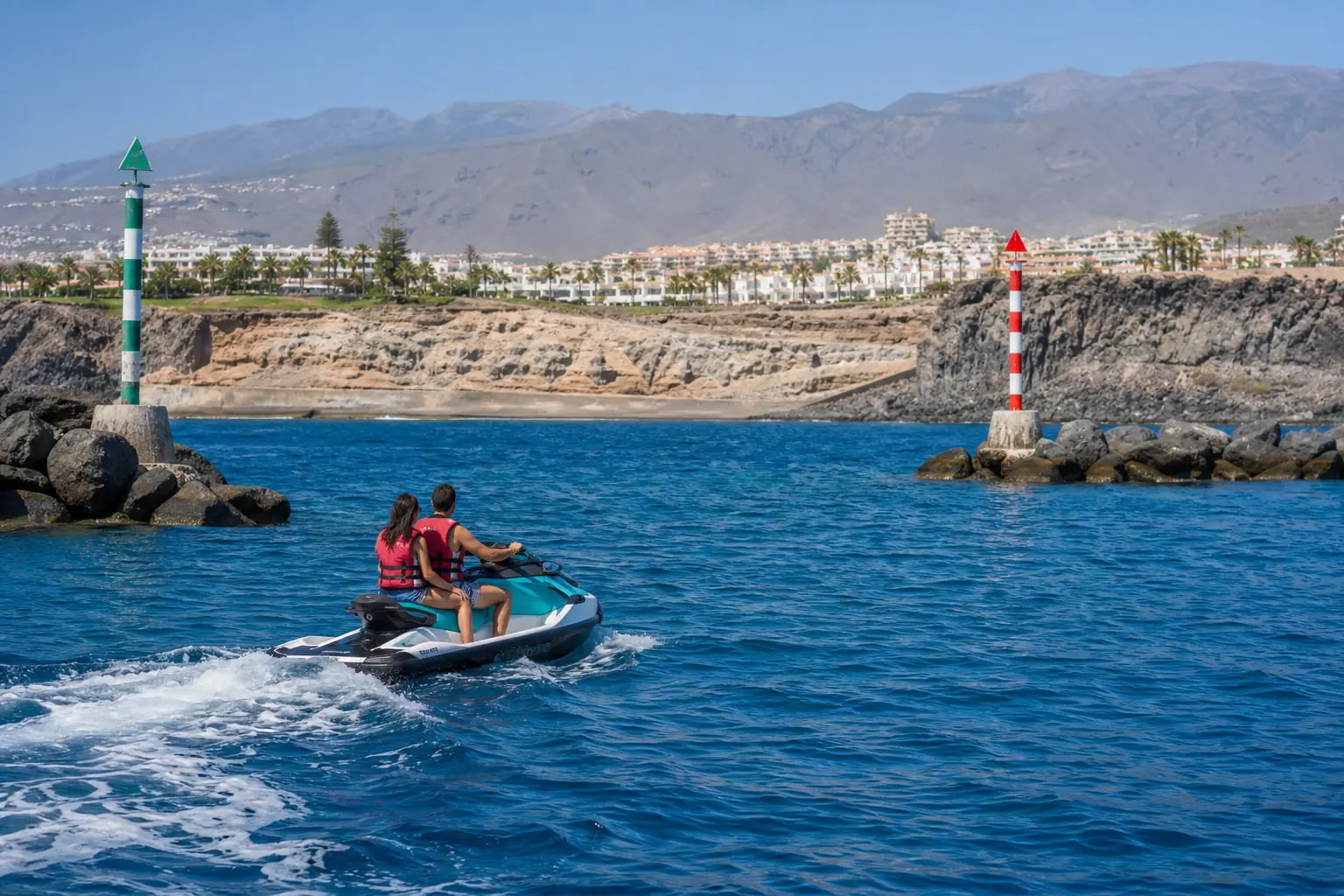 Jet ski naviguant le matin sur une mer calme près de Puerto Colón, à Costa Adeje, au sud de Tenerife.