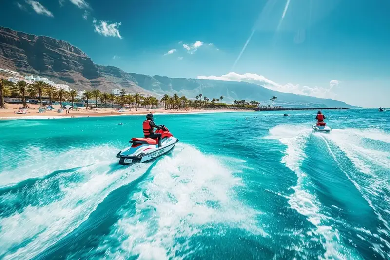 Jet ski naviguant le matin sur une mer calme au large de Costa Adeje à Tenerife.