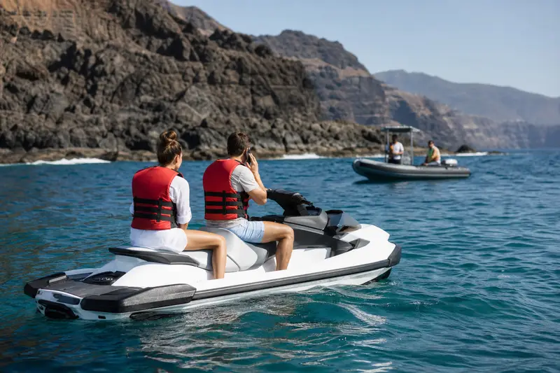 Deux personnes en gilet de sauvetage signalent une panne de jet ski au large de Costa Adeje à Tenerife.