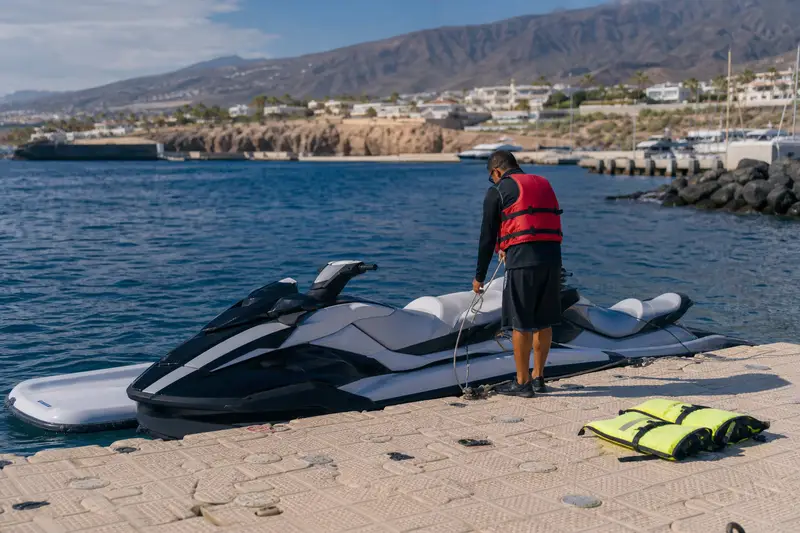 Briefing de sécurité devant des motos nautiques dans le port de Puerto Colón à Tenerife.