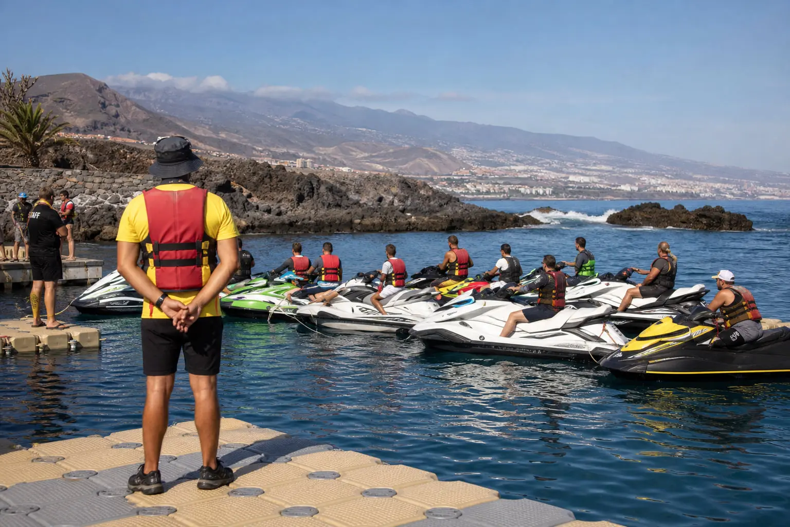 Motos nautiques amarrées dans une marina de la côte sud de Tenerife au matin, prêtes pour une activité encadrée.