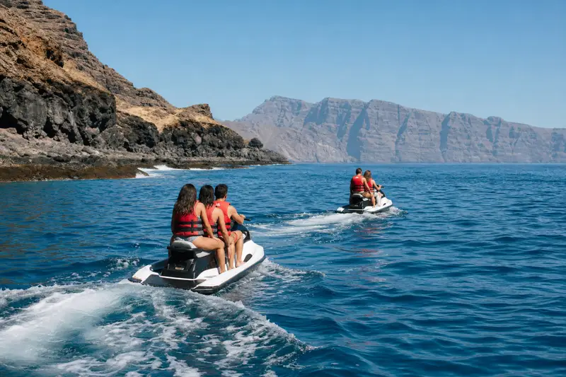 Deux motos nautiques amarrées le matin à Puerto Colón, à Costa Adeje, avant une sortie encadrée à Tenerife.