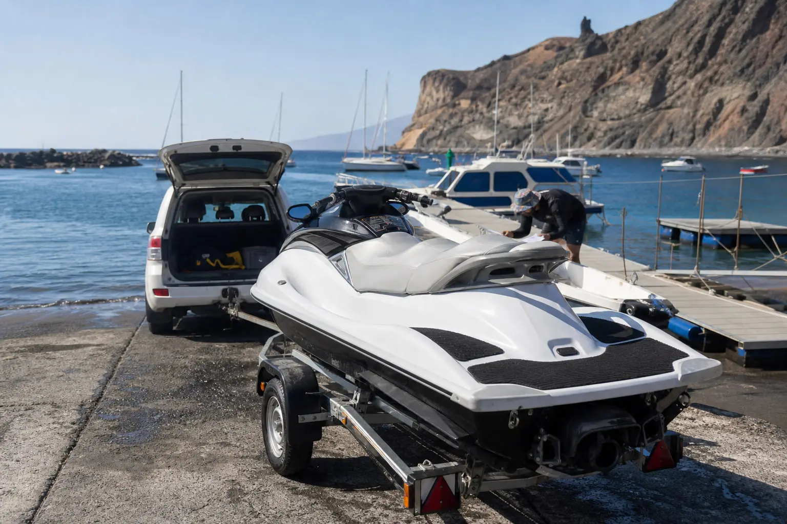 Moto nautique trois places sur remorque près d’une mise à l’eau dans le sud de Tenerife.
